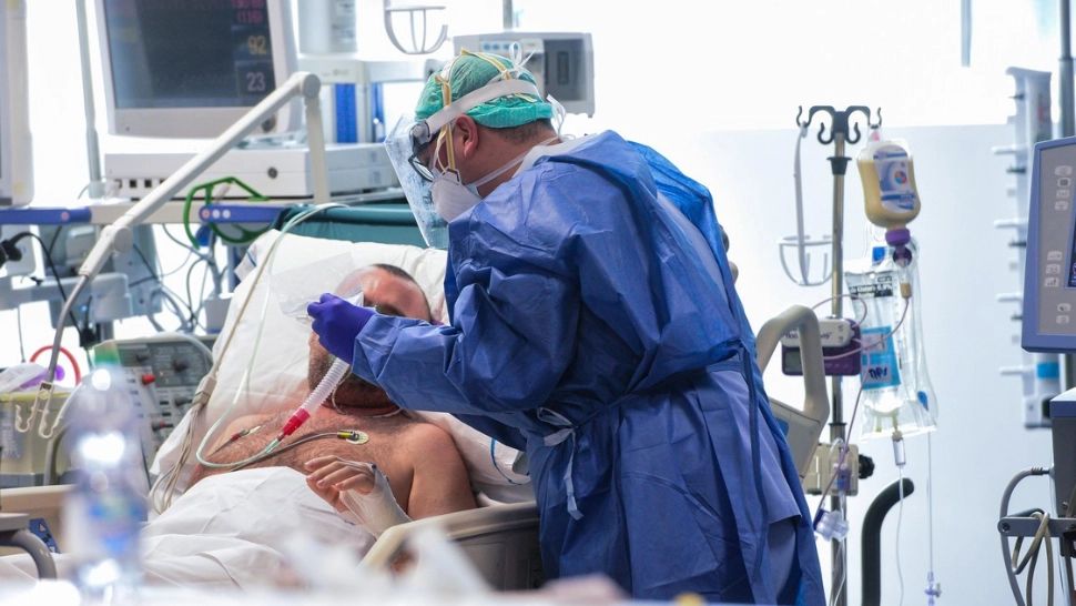 Pacient Covid internat în spital