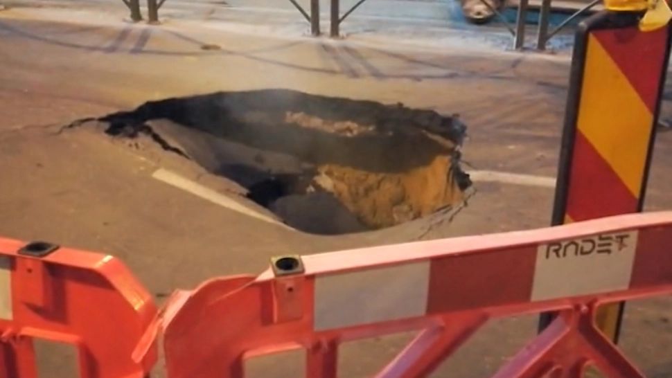 Crater în șosea, în Capitală
