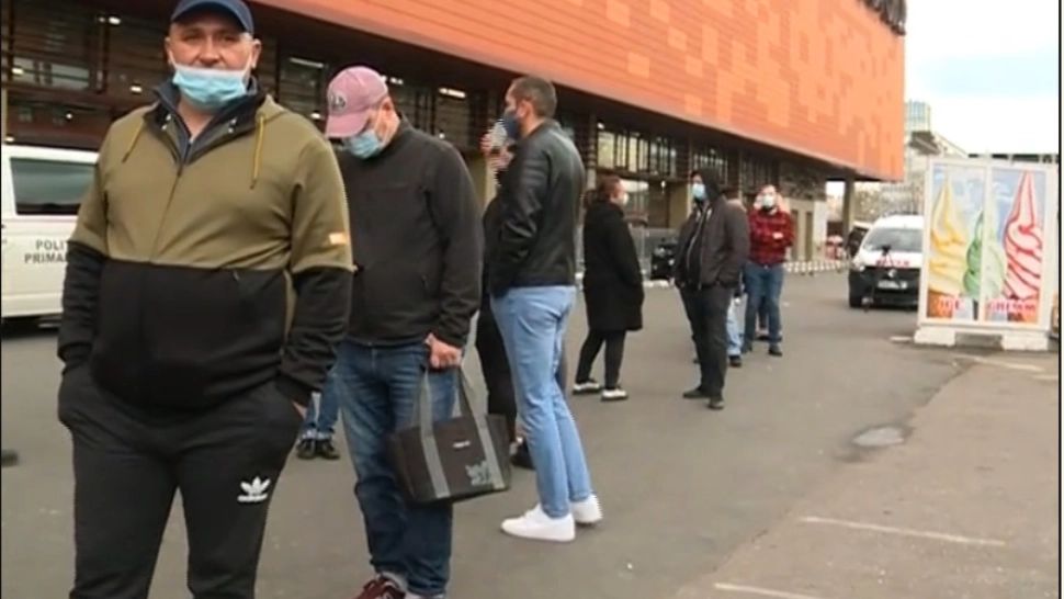 Coadă în Piața Obor din Capitală