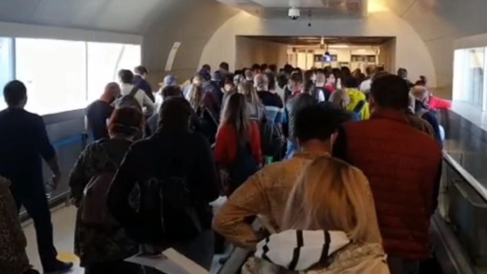 Aglomerație la terminalul sosiri al Aeroportului Otopeni
