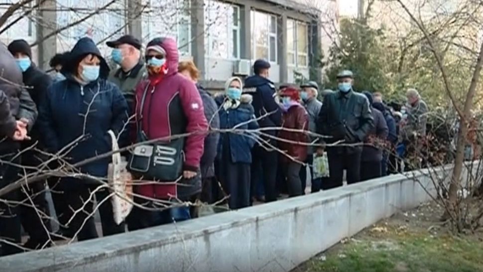 Aglomeratie la Policlinica Titan (foto: Realitatea Plus)