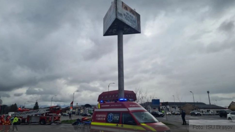 Un brașovean s-a urcat pe un stâlp publicitar și amenința că se sinucide. Foto/Captură video
