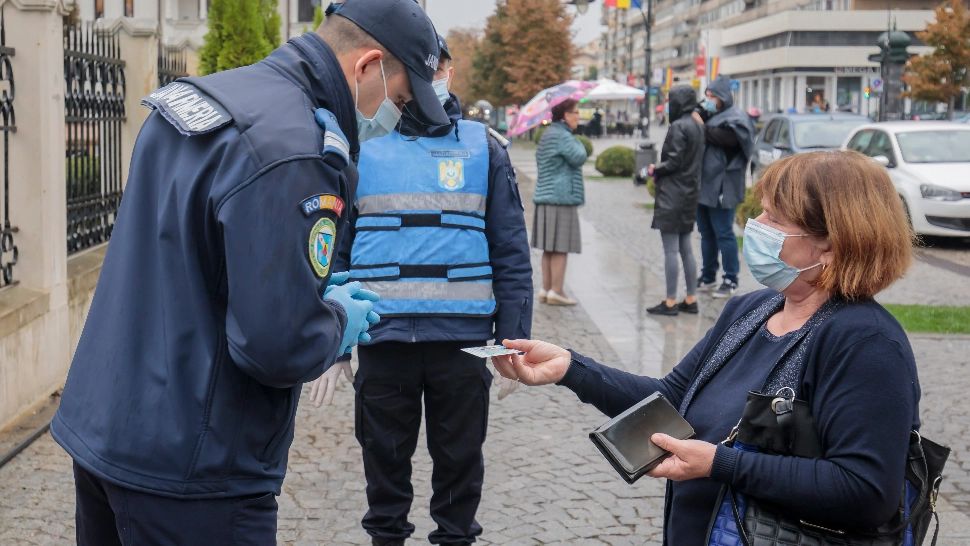 Din august apar documentele de identitate în format electronic. Foto Inquam