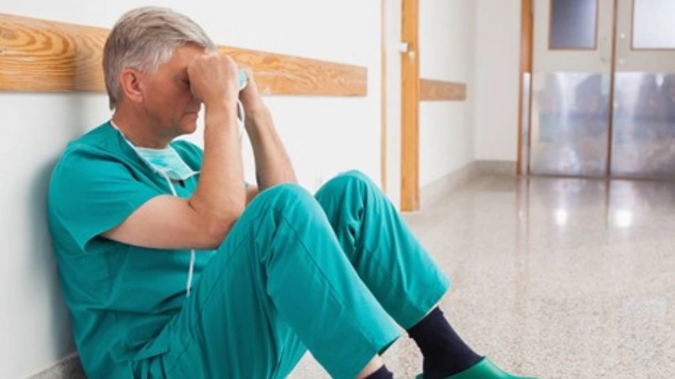 Peste jumătate dintre medicii care tratează pacienți bolnavi de COVID-19 au BURNOUT, după un an de pandemie