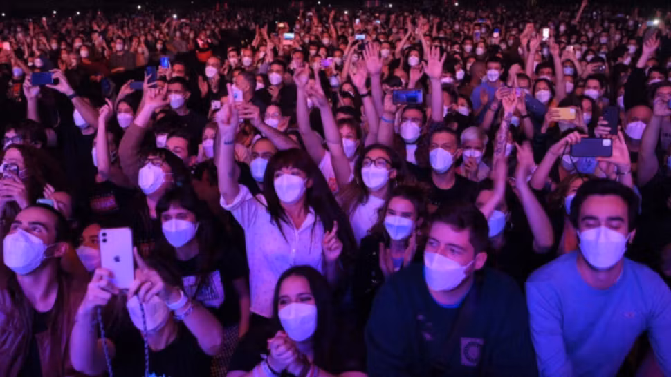 Public cu masti la concert