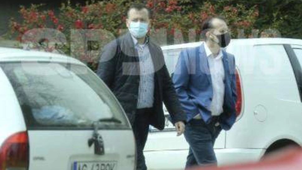 Premierul Florin Cîțu, surprins... la pas pe străzile Capitalei, către întâlnirea cu Klaus Iohannis Foto: spynews.ro