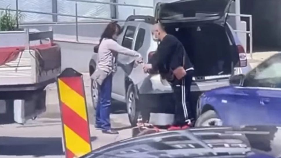Imagini incredibile - O femeie și un bărbat, surprinși în timp ce furau... trotuarul Foto: Expressdedunare.ro