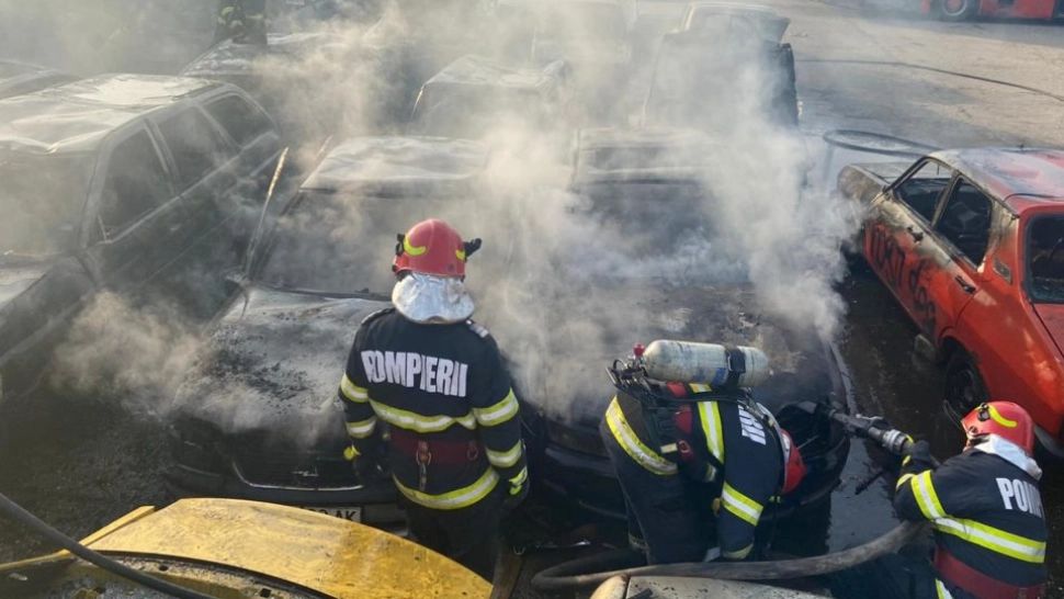 INCENDIU violent într-un parc auto din Craiova - Câte mașini au fost distruse