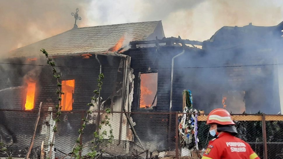 Incendiu violent la o biserică din Topești, județul Vrancea Foto: ISU Vrancea