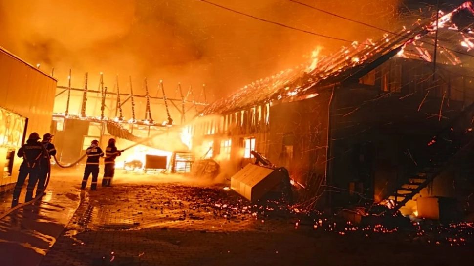 Incendiu la o fabrică de mobilă din Mureș. Foto: Realitatea de Mureș
