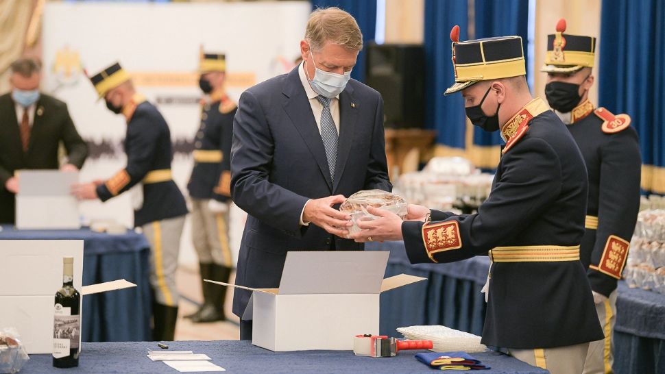 Klaus Iohannis a pregătit cadouri pentru veteranii de război - peste 2.000 vor primi pachetele de Paște Foto: Presidency.ro