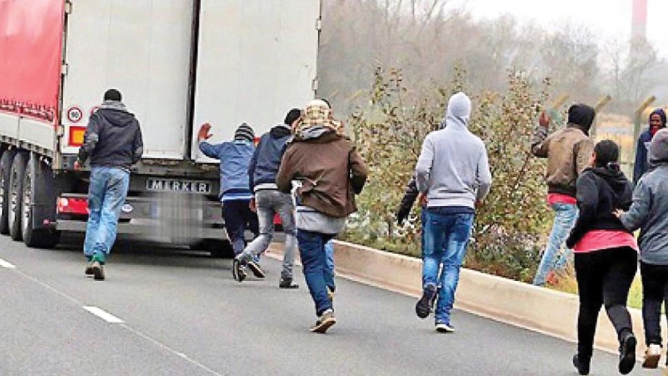 Migranti descoperiți în remorca unui TIR