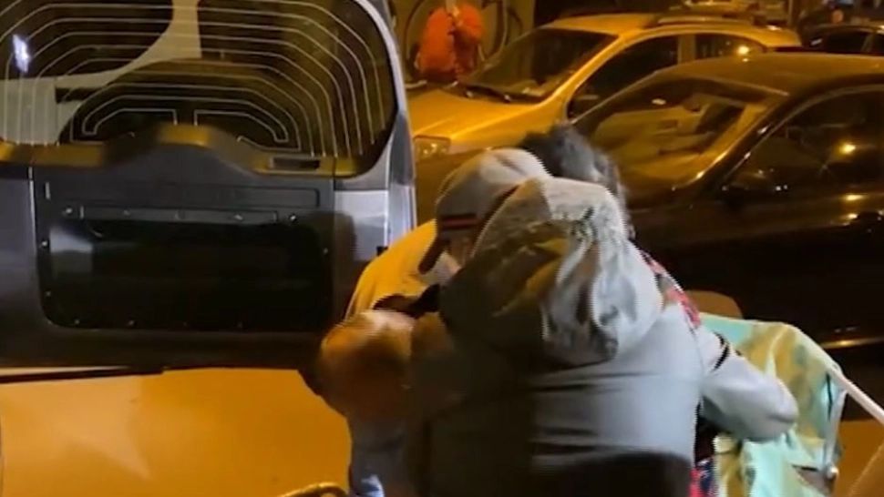 ȘOCANT! Pacientă luată din spital și transportată în portbagajul mașinii! Captură video 