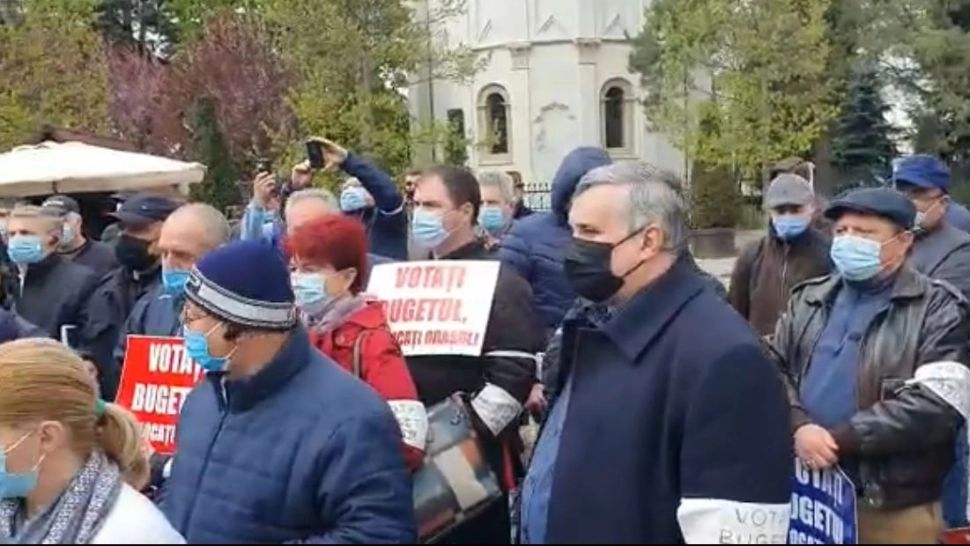Proteste în fața Primăriei Iași. Se cere adoptarea bugetului. FOTO/Captură video