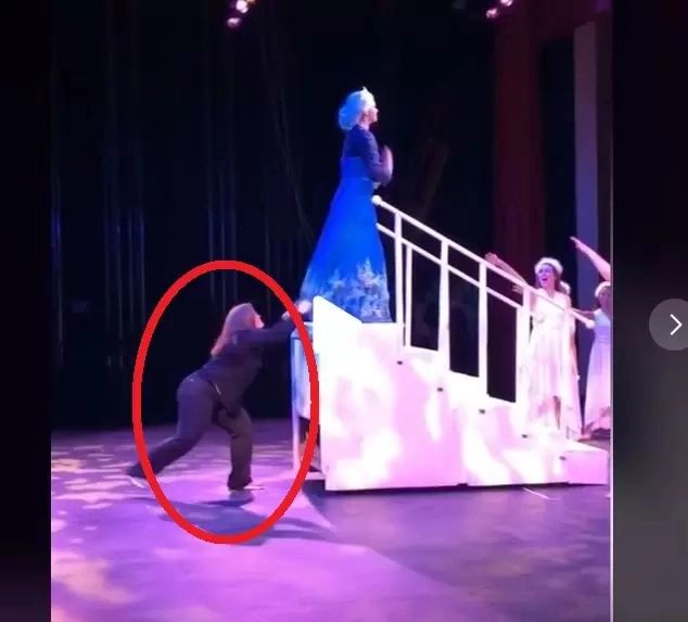 În spatele scenei la un concert pentru copii