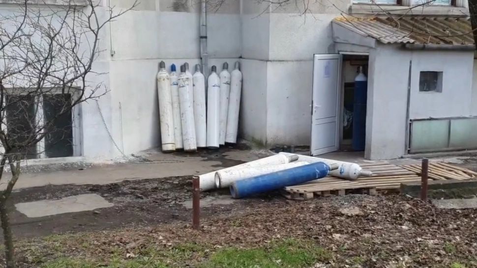 Tuburi de oxigen depozitate... în curtea spitalului COVID Târgu Mureș Foto: Facebook.com