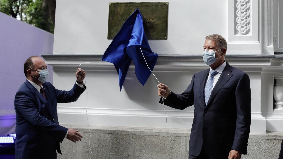 Klaus Iohannis, Bogdan Aurescu, la inaugurarea Centrului NATO pentru Reziliență, propus de România Foto: INQUAM/George Călin