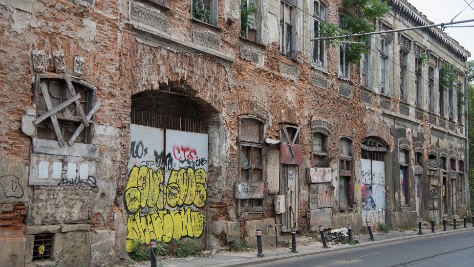 Bucureștiul este plin de clădiri degradate, care stau să cadă în orice moment / Foto: Inquam Photos