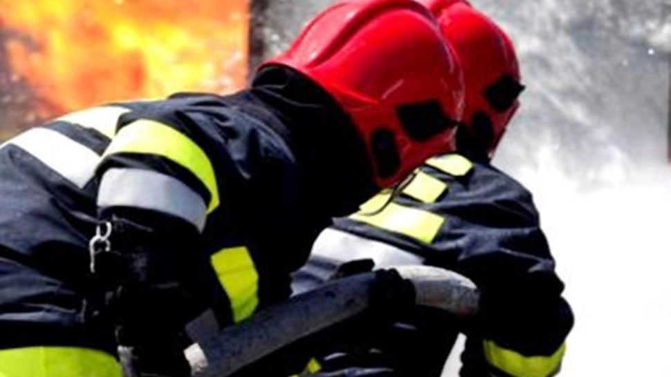 Intervenție pompieri incendiu mașini