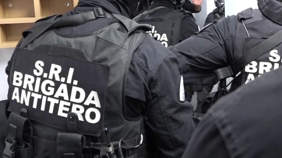 Intervenție echipă antitero SRI - imagine cu notă sugestivă