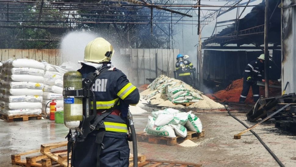 Depozit de azot, la un pas de explozie din cauza unui incendiu. Foto/ISU