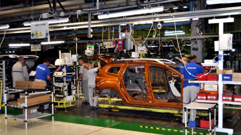 Bandă de montaj Dacia Mioveni (foto: Agerpres)