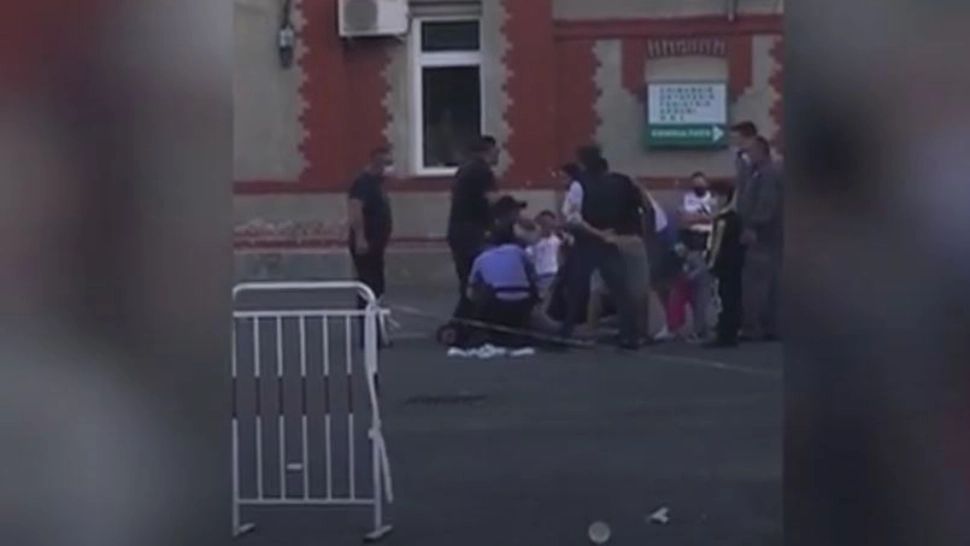 Bărbat încătușat de poliție după ce a agresat un medic de gardă.Foto/Captură video