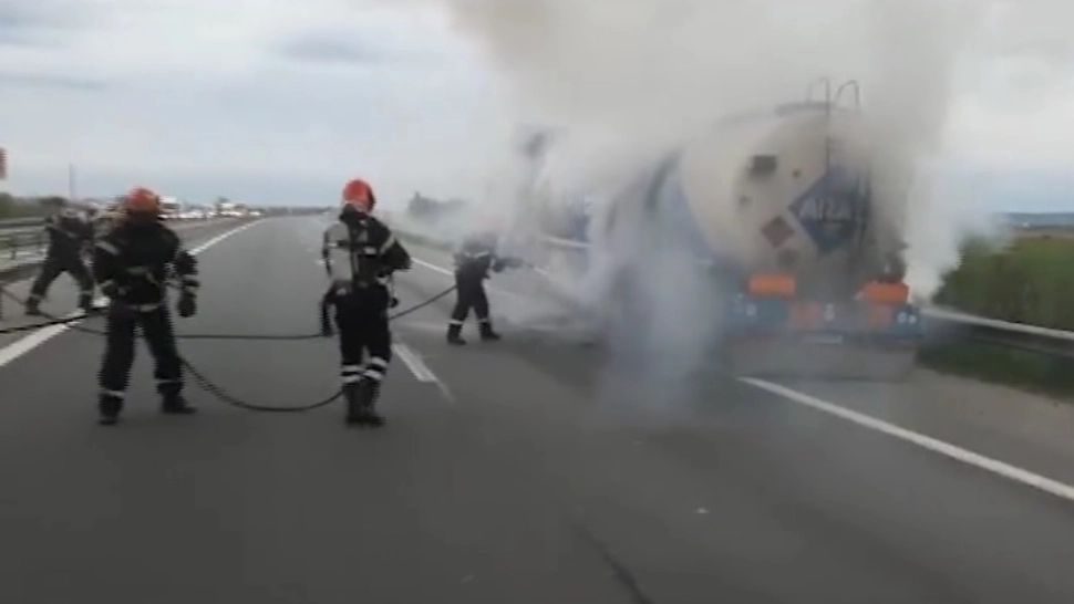 O cisternă încărcată cu 30 de tone de carburant a fost cuprinsă de flăcări