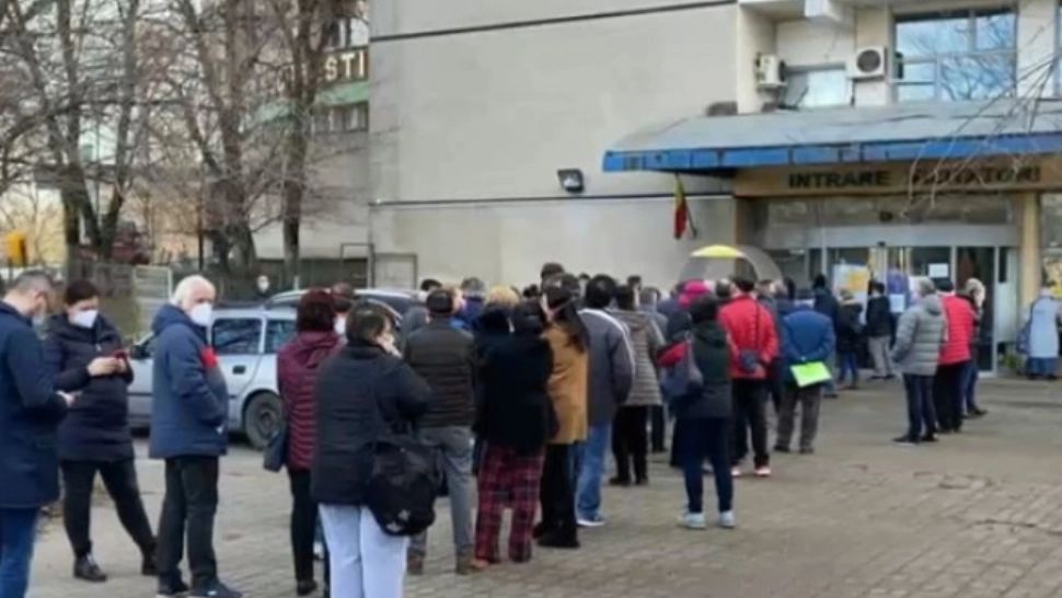 Coada in fața unui centru de vaccinare (arhivă)