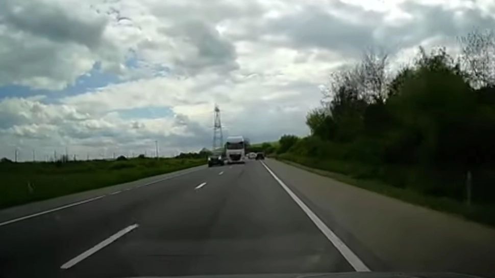 Un șofer de TIR a fost la un pas de a provoca o adevărată tragedie