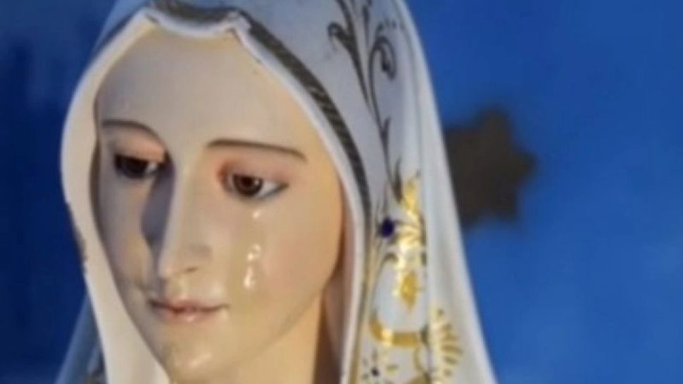 Minunea din Timiș: LACRIMI în ochii statuii Maicii Domnului din Sânandrei