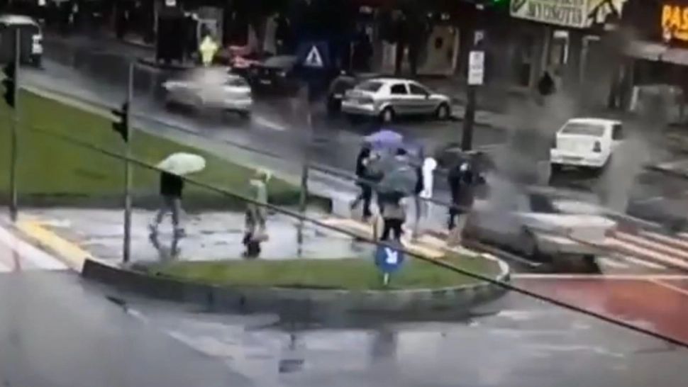 Doi tineri au fost luați pe capotă de un șofer neatent.Foto/Captură video