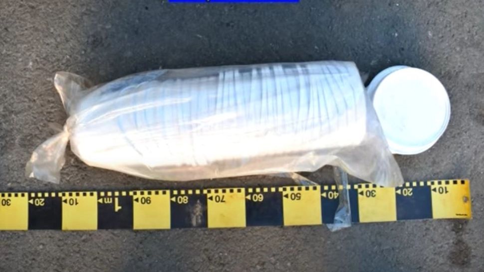 Captură „impresionantă” a poliției. 18 kilograme de tutun și multe...găleți goale. Foto/Poliția Română