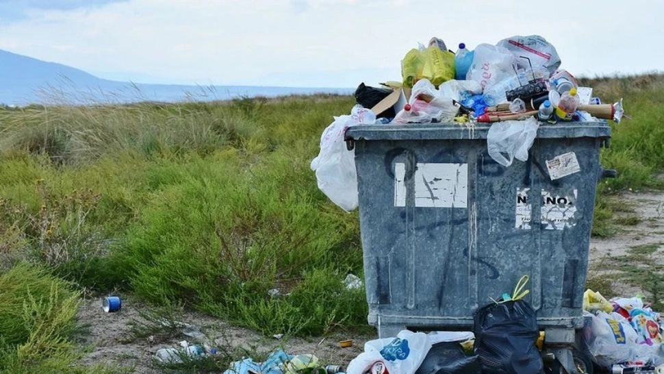 Tone de deșeuri sunt arse ilegal în România
