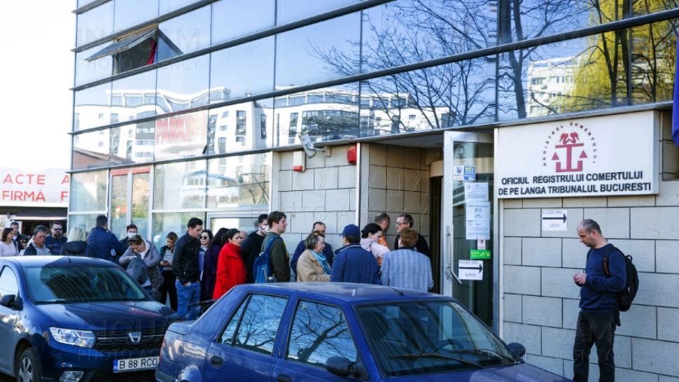 Coadă la Registrul Comertului (foto arhiva/Inquam)