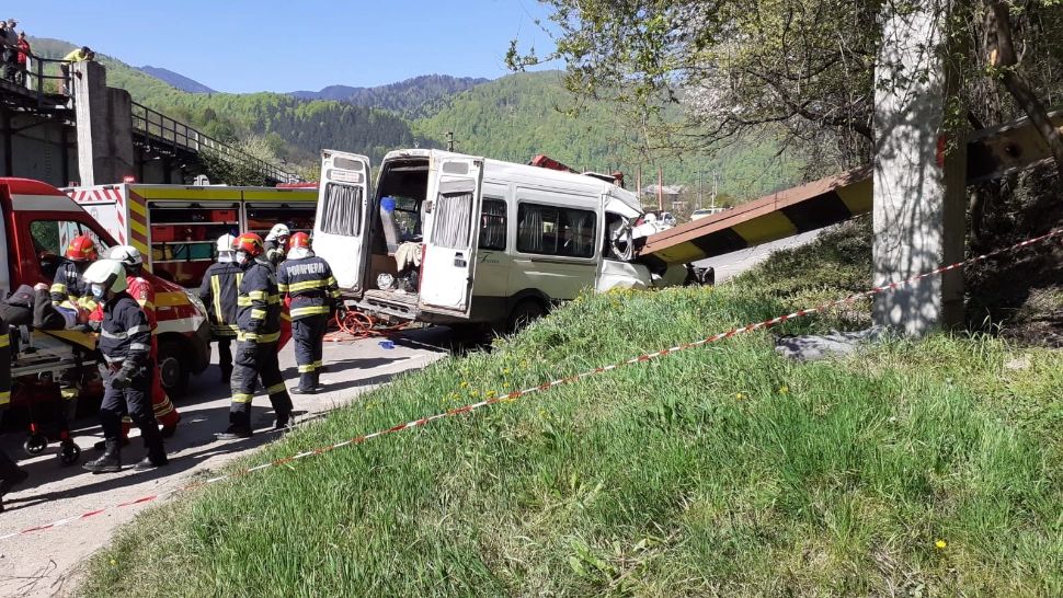 Bucăți dintr-un pod de tren au căzut peste un microbuz. Foto/ISU Neamț