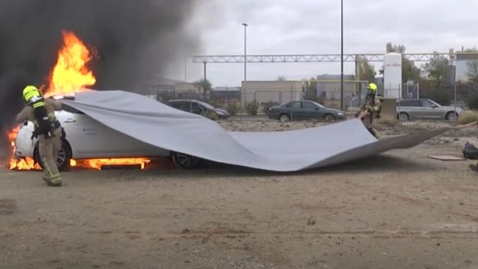 Pătura antiincendiu, ultima invenție în materie de stingere a mașinilor care au luat foc. Foto/Captură video.