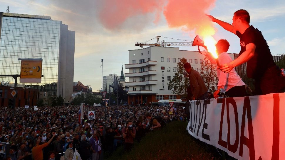PROTESTE ample în capitala Sloveniei: Peste 20.000 de oameni cer DEMISIA premierului, acuzat de corupție Foto: Twitter.com