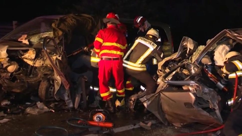 Trei persoane au ajuns la spital, după ce două maşini s-au ciocnit frontal
