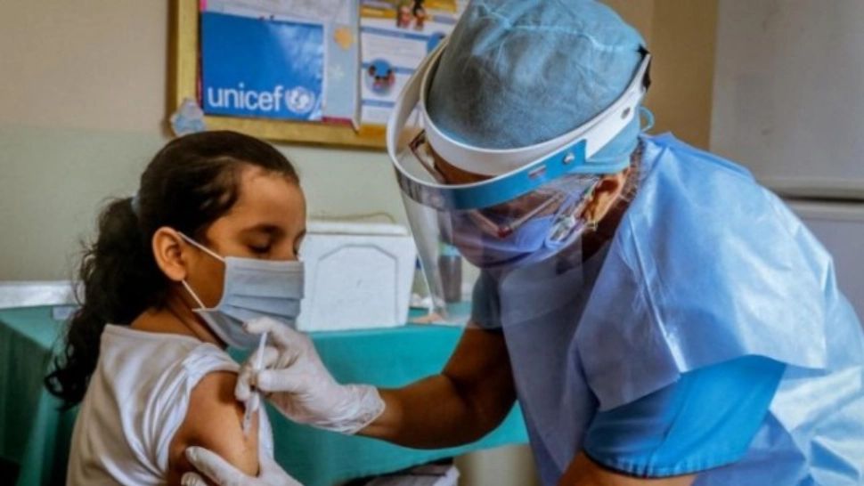 LIPSA discuțiilor la școală despre vaccinarea anti-COVID-19 - unul din motivele pentru care elevii REFUZĂ imunizarea - SONDAJ