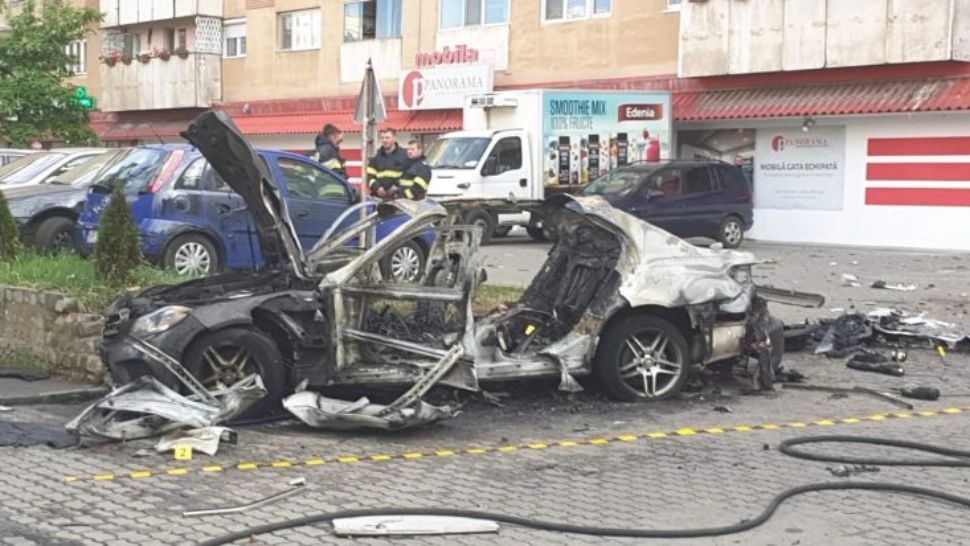 Resturile autoturismului aruncat în aer, în care Ioan Crișan și-a găsit sfârșitul