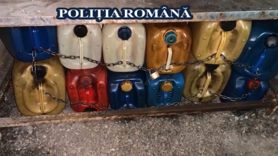 Bidoanele in care a fost depozitat combustibilul furat (captura video)