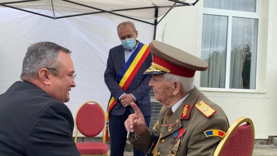 Momente emoționante la decorarea celui mai longeviv veteran de război de ministrul Apărării, Nicolae Ciucă Foto: Facebook