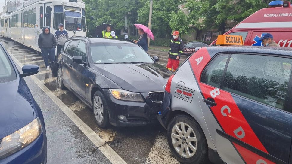  Șoferul a lovit 15 maşini şi un tramvai 