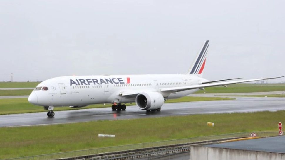 Alertă cu BOMBĂ la bordul unui avion Air France! Aterizare de urgență la Paris