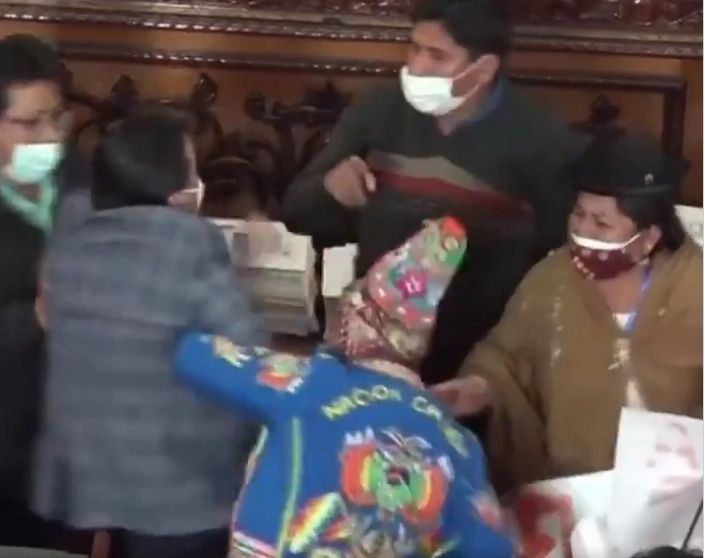 Bătaie în Parlamentul din Bolivia. Foto: captură Twitter