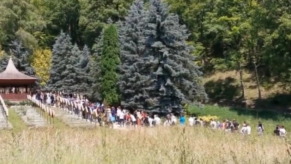Mii de credincioși s-au strâns la Mănăstirea Prislop