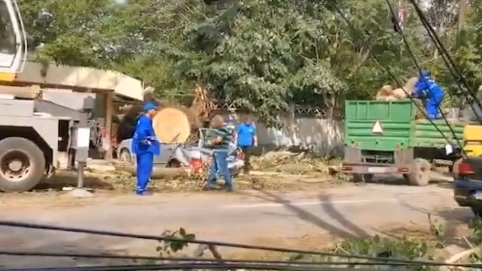 O maşină a fost făcută praf, în timpul unei furtuni din Galați