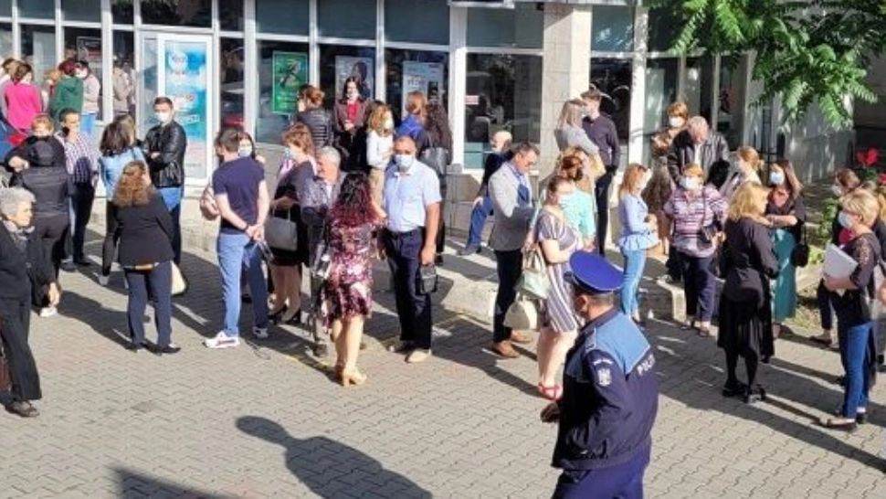 PROTEST spontan la Primăria Focșani! Angajații au ieșit în stradă pentru că nu și-au primit salariile Foto: monitoruldevrancea.ro
