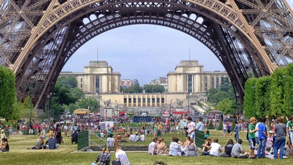 Franța RELAXEAZĂ măsurile: Turiștii vaccinați anti-COVID-19 nu mai au nevoie de test negativ
